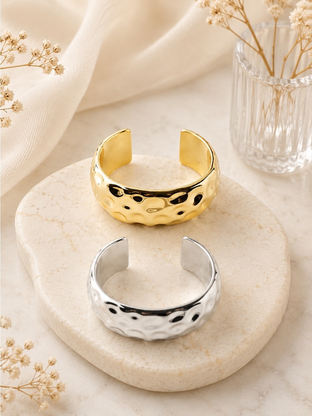 6 plastic bracelets 3 gold 3 silver. 58MM